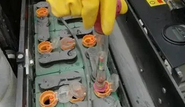 90%的人竟然不知道，，，叉车蓄电池要加水？？？