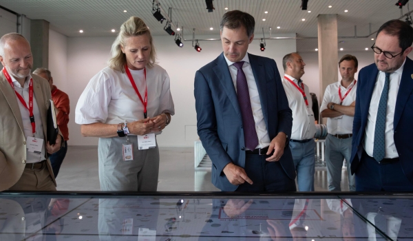 尊龙人生就是博首页集团接待比利时宰衡ALEXANDER DE CROO和副宰衡VINCENT VAN QUICKENBORNE来访旅行总部